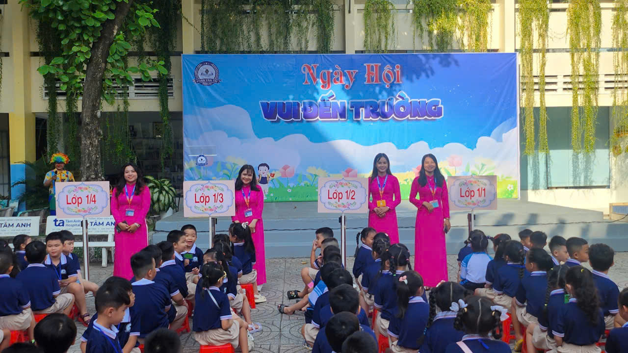 Chào đón các em học sinh lớp 1 trong ngày hội “Vui đến trường” của trường tiểu học Phan Văn Trị